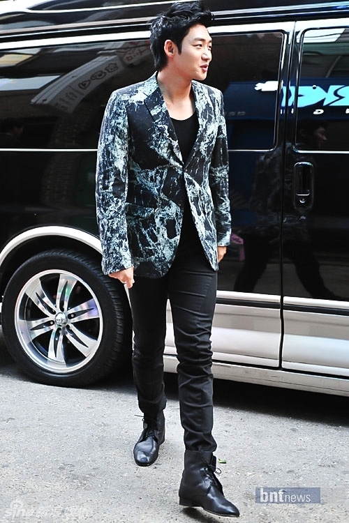 【2011.11.28】【明星】李泰成办粉丝见面会 弟弟成侑彬出席