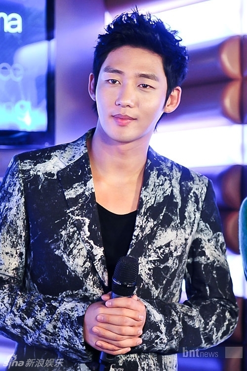 【2011.11.28】【明星】李泰成办粉丝见面会 弟弟成侑彬出席