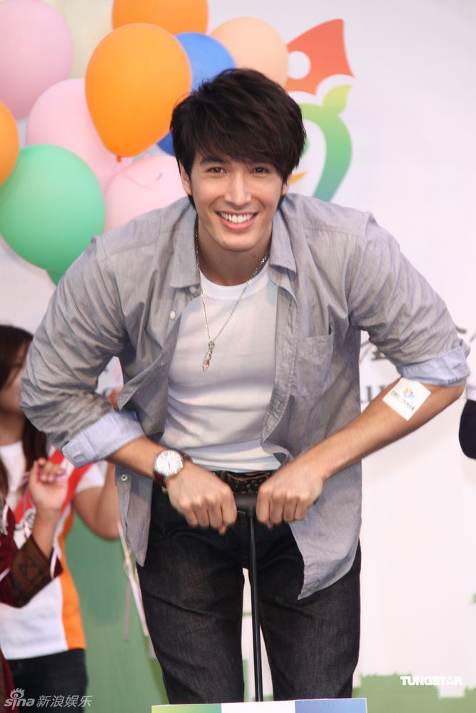 组图:锦荣最爱与蔡依林逛夜市 恋情明朗正在甜蜜中_高清图集_新浪网