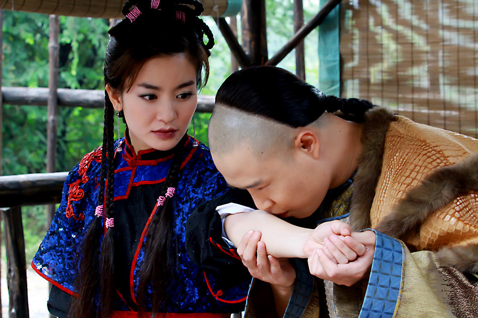 组图:《怪侠欧阳德》曝李晟小沈阳亲热照 _高清图集_新浪网