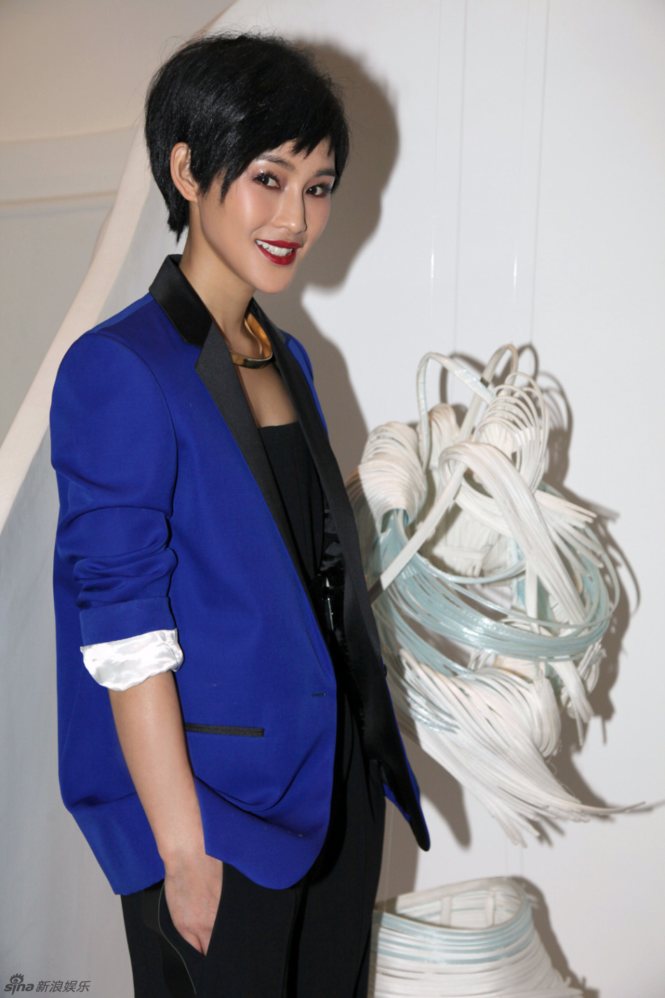 陈燃在喜爱的展品前留念