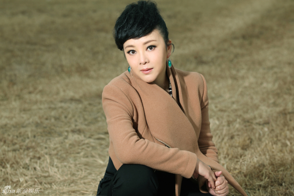 组图:梁丽挑战豹纹装 英伦范儿气场十足_高清图集_新浪网