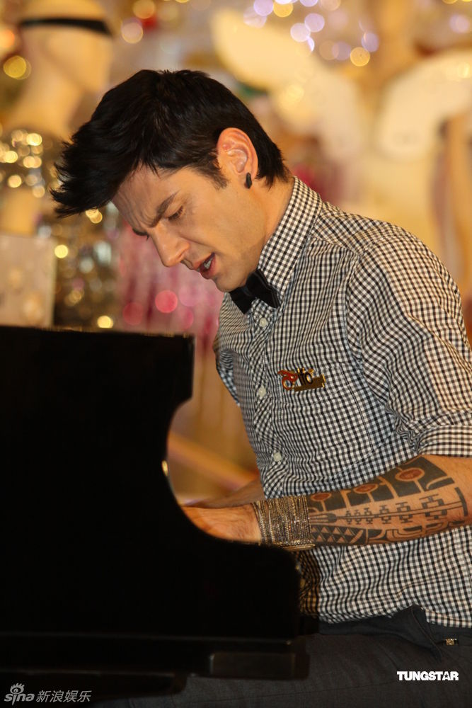 克罗地亚钢琴家马克西姆-姆尔维察献艺