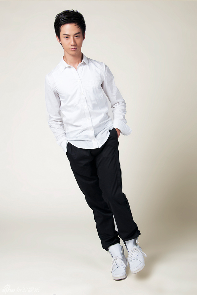组图:赵文浩拍白色衬衫写真先秀气_高清图集_新浪网