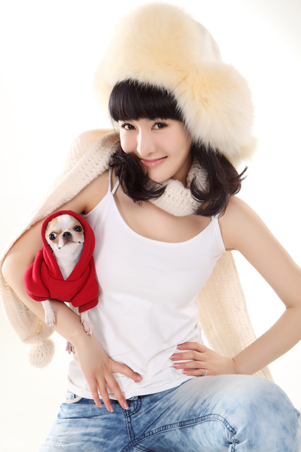 组图:郑亦桐冬日写真清新暖意盎然_高清图集_新浪网