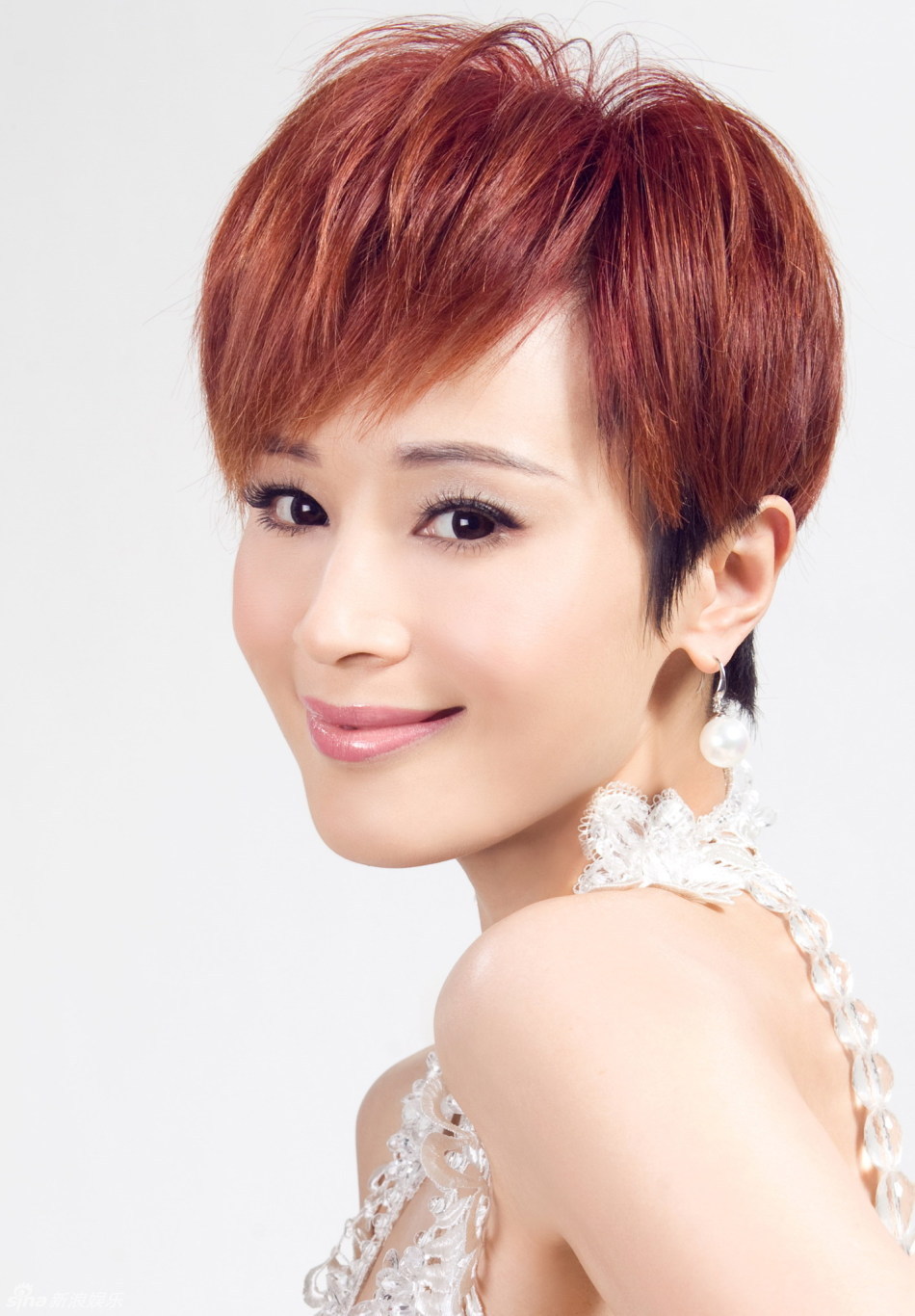 组图:《8090向前冲》石小群献唱主题曲表达情感_高清图集_新浪网