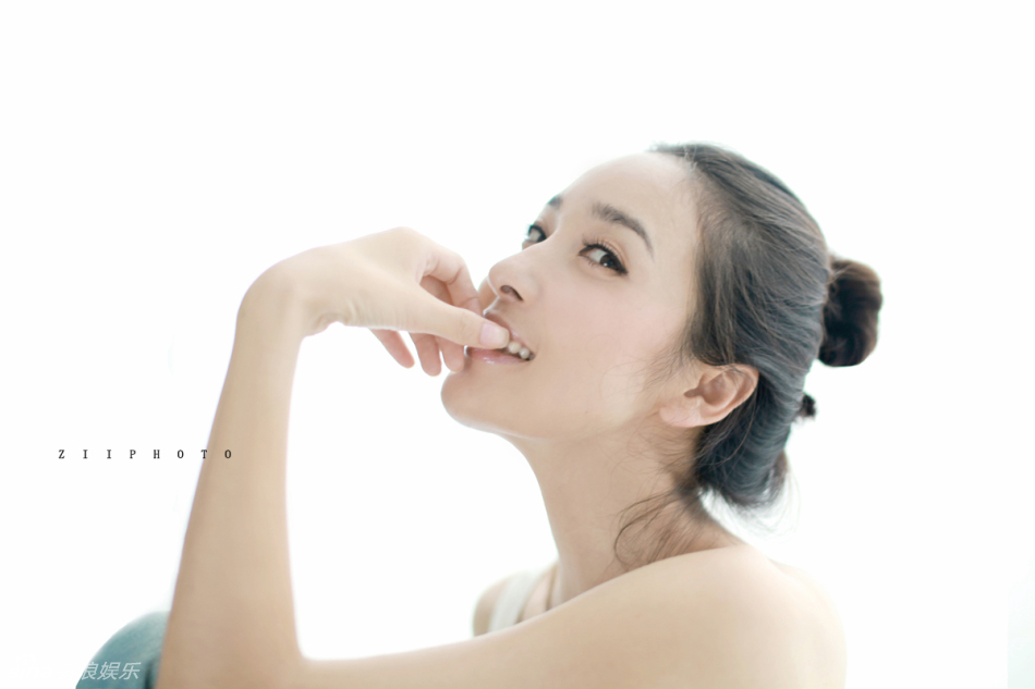 王妍苏写真散发文艺气质 俏皮可爱小清新