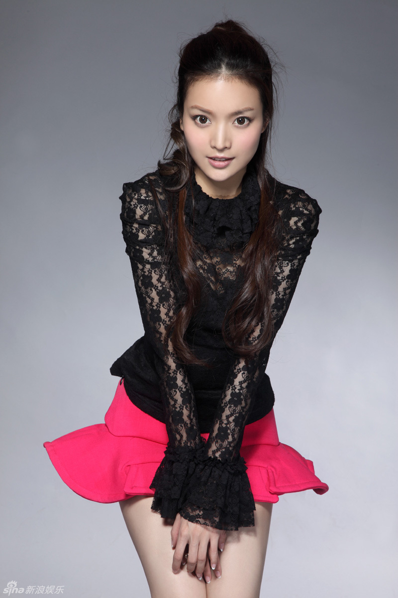 组图:叶熙祺写真蕾丝红裙彰显张扬个性