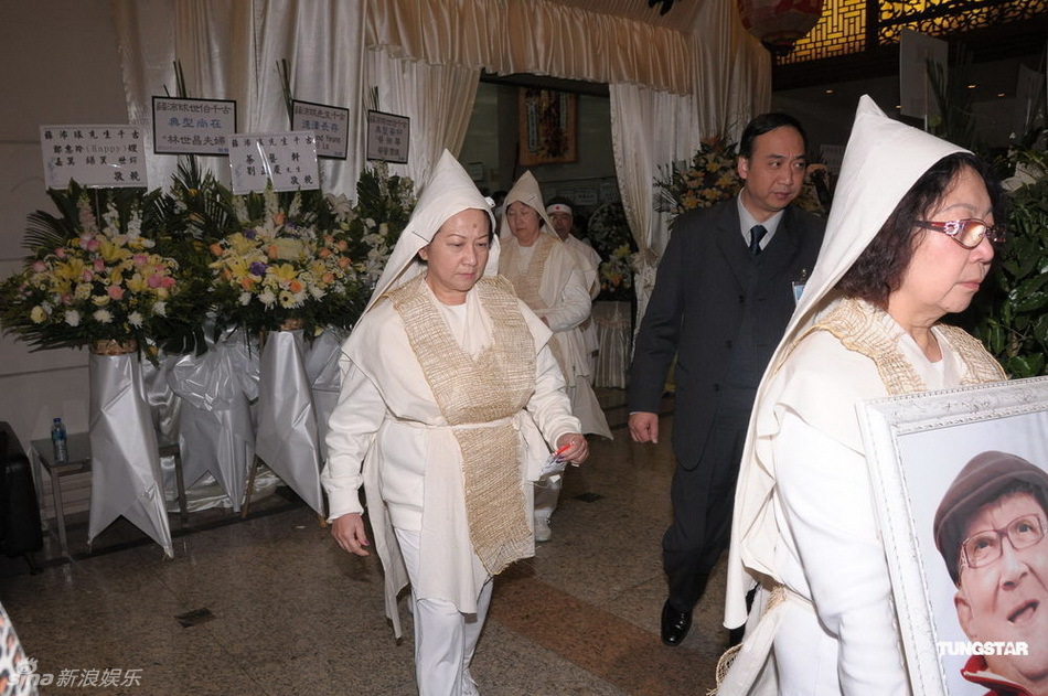 薛家燕披麻戴孝为家父出殡