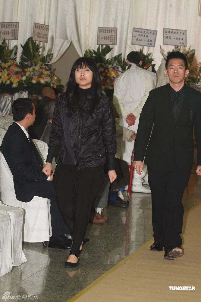 薛家燕披麻戴孝为家父出殡