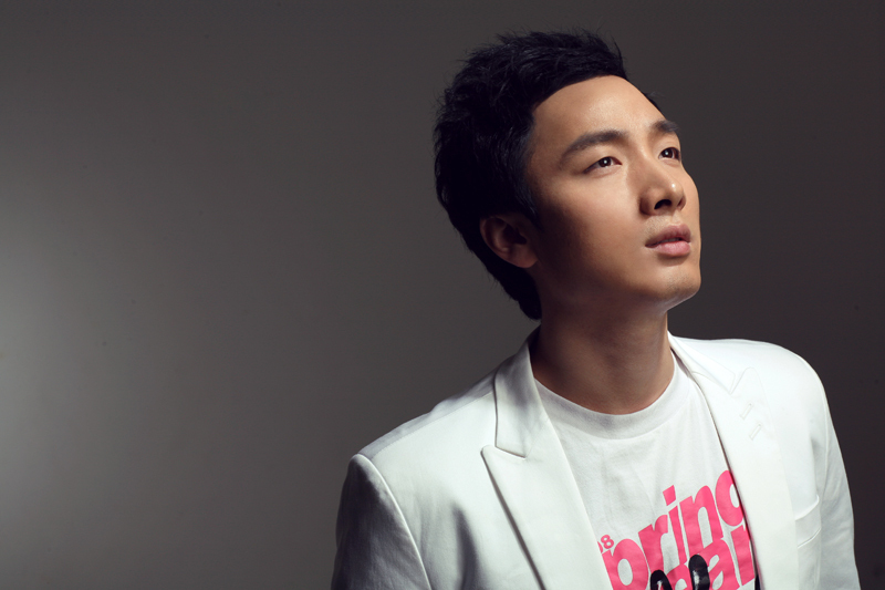 型男歌手张枫,近日为杂志拍摄的一组冬日魅力写真率先曝光,张枫西服