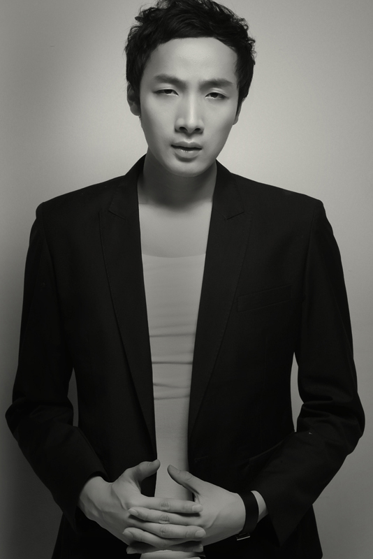 型男歌手张枫,近日为杂志拍摄的一组冬日魅力写真率先曝光,张枫西服