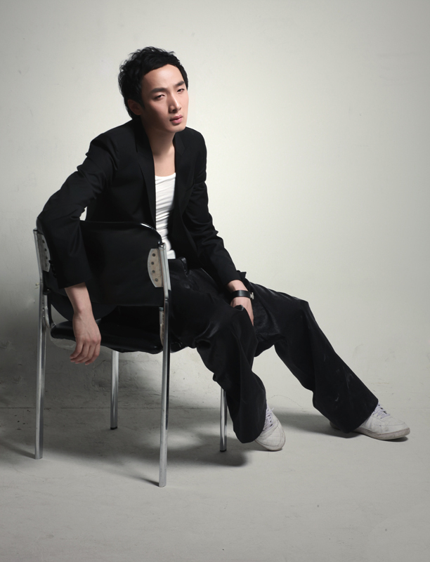 型男歌手张枫,近日为杂志拍摄的一组冬日魅力写真率先曝光,张枫西服