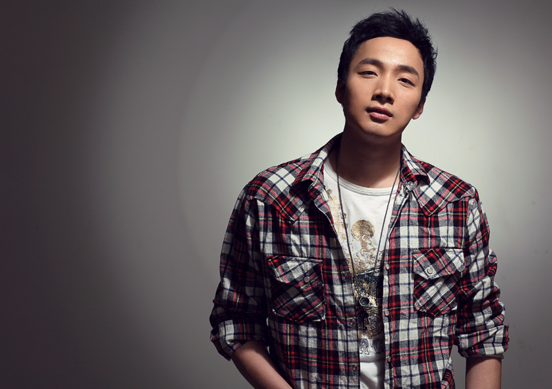 型男歌手张枫,近日为杂志拍摄的一组冬日魅力写真率先曝光,张枫西服