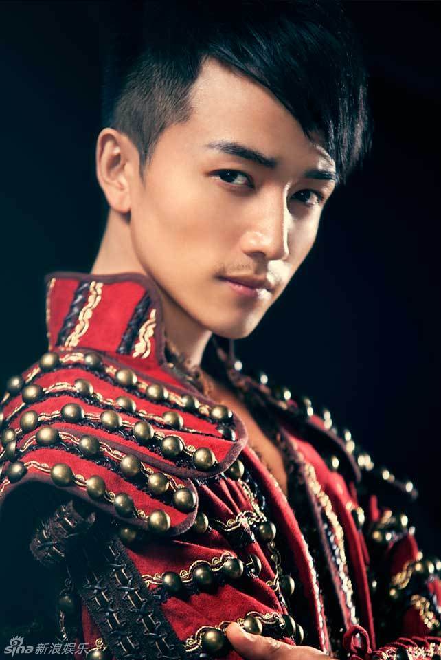 组图:许诺推古装造型写真英武帅气_高清图集_新浪网