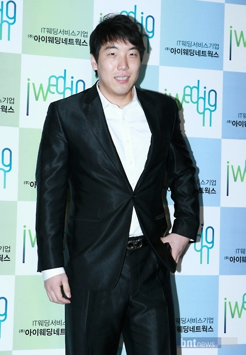 组图:韩棒球选手李容奎与女星刘荷娜喜结连理 _高清图集_新浪网