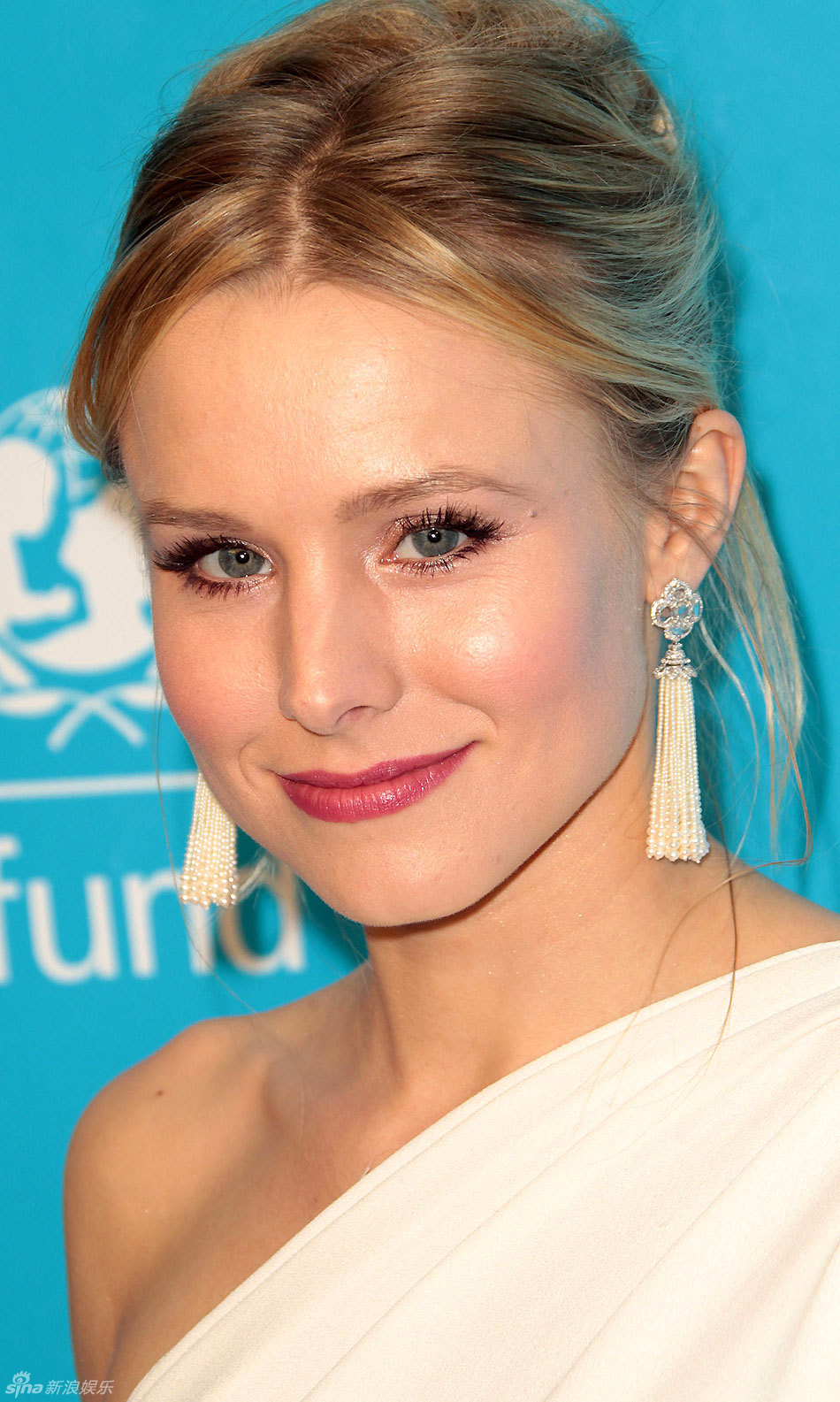 高清组图:克莉丝汀-贝尔白色单肩礼服性感亮相_高清图集_新浪网