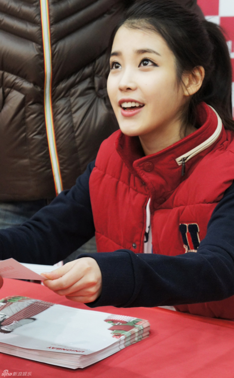 iu甜美亮相举办粉丝签名会