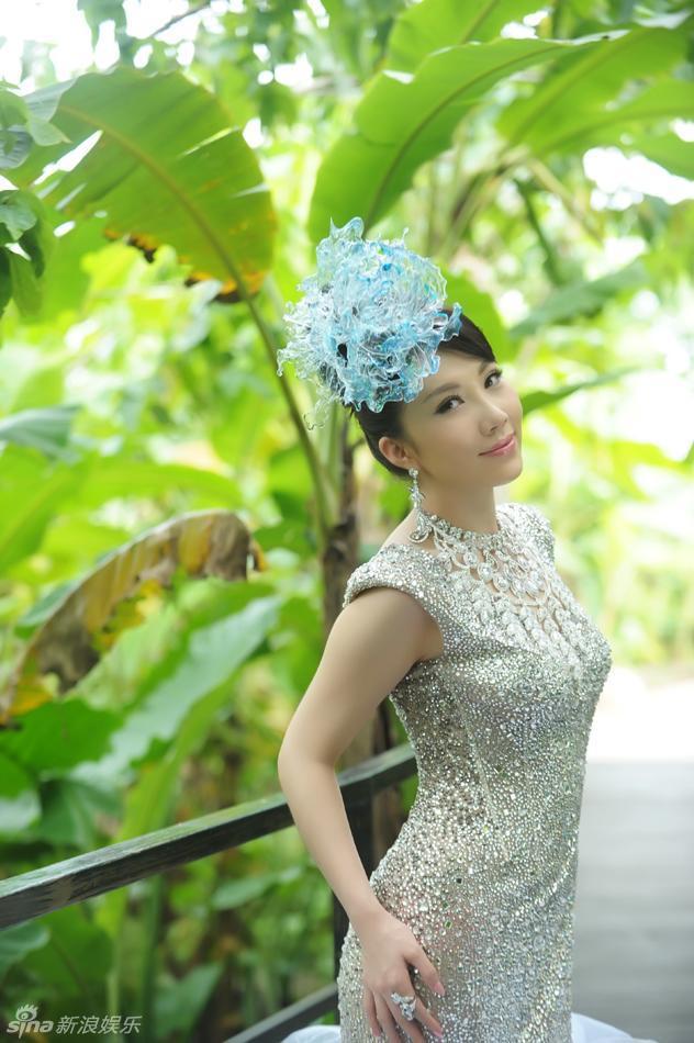 组图:丁晓红热带雨林写真曝光化身孔雀女郎_高清图集_新浪网