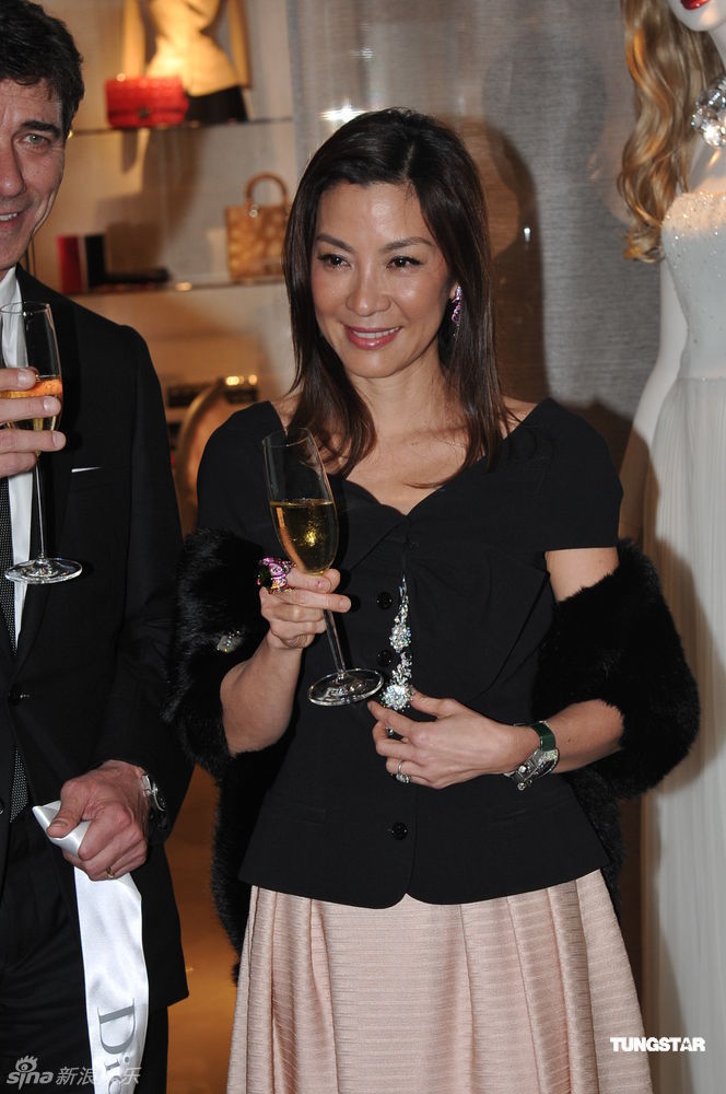 杨紫琼被问何时结婚时,大方展示求婚戒指秀甜蜜.