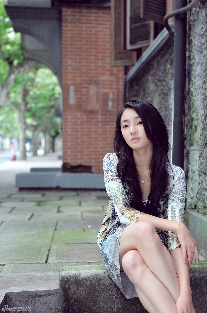 新浪娱乐讯 日前,青年演员刘芊含为某时尚杂志拍摄一组写真,用独特的