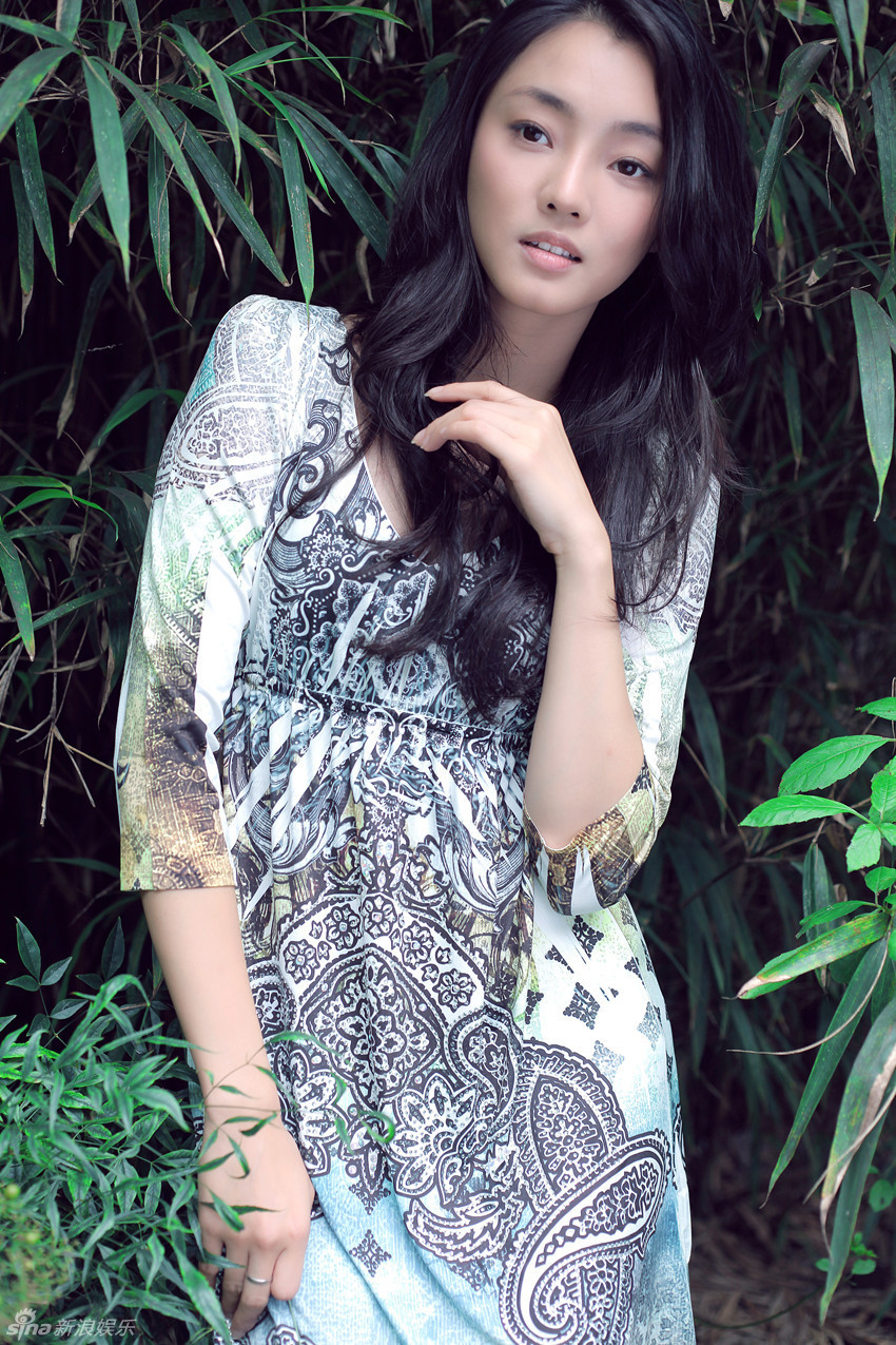 27 14:48:09 5 / 5 新浪娱乐讯 日前,青年演员刘芊含为某时尚杂志拍摄