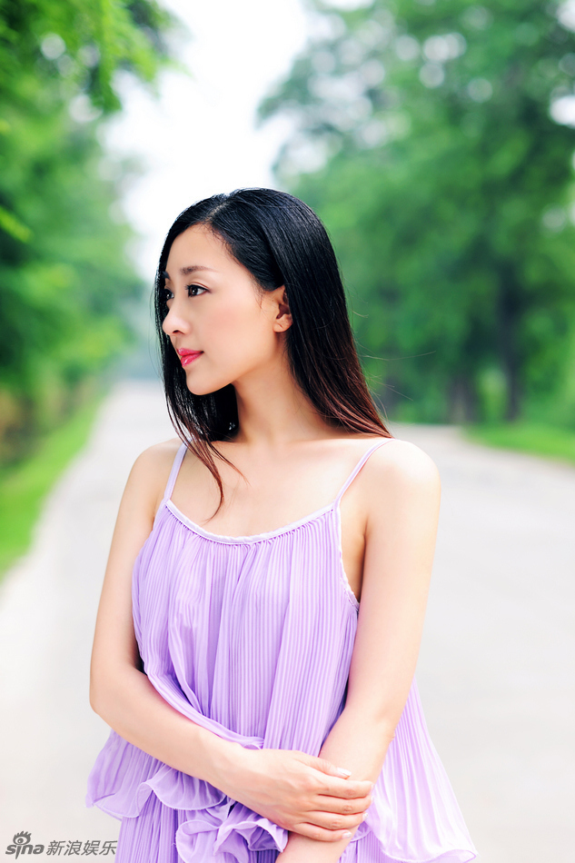 组图:姜鸿写真尽显邻家女孩自然清新_高清图集_新浪网