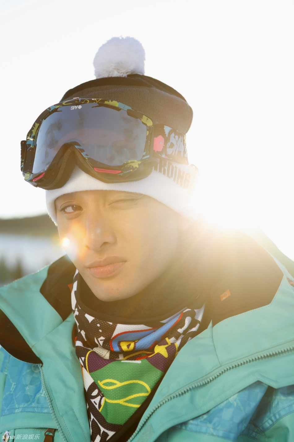 新浪娱乐讯 贾乃亮滑雪大片曝光,爱运动的他玩得不亦乐乎尽展调皮帅气