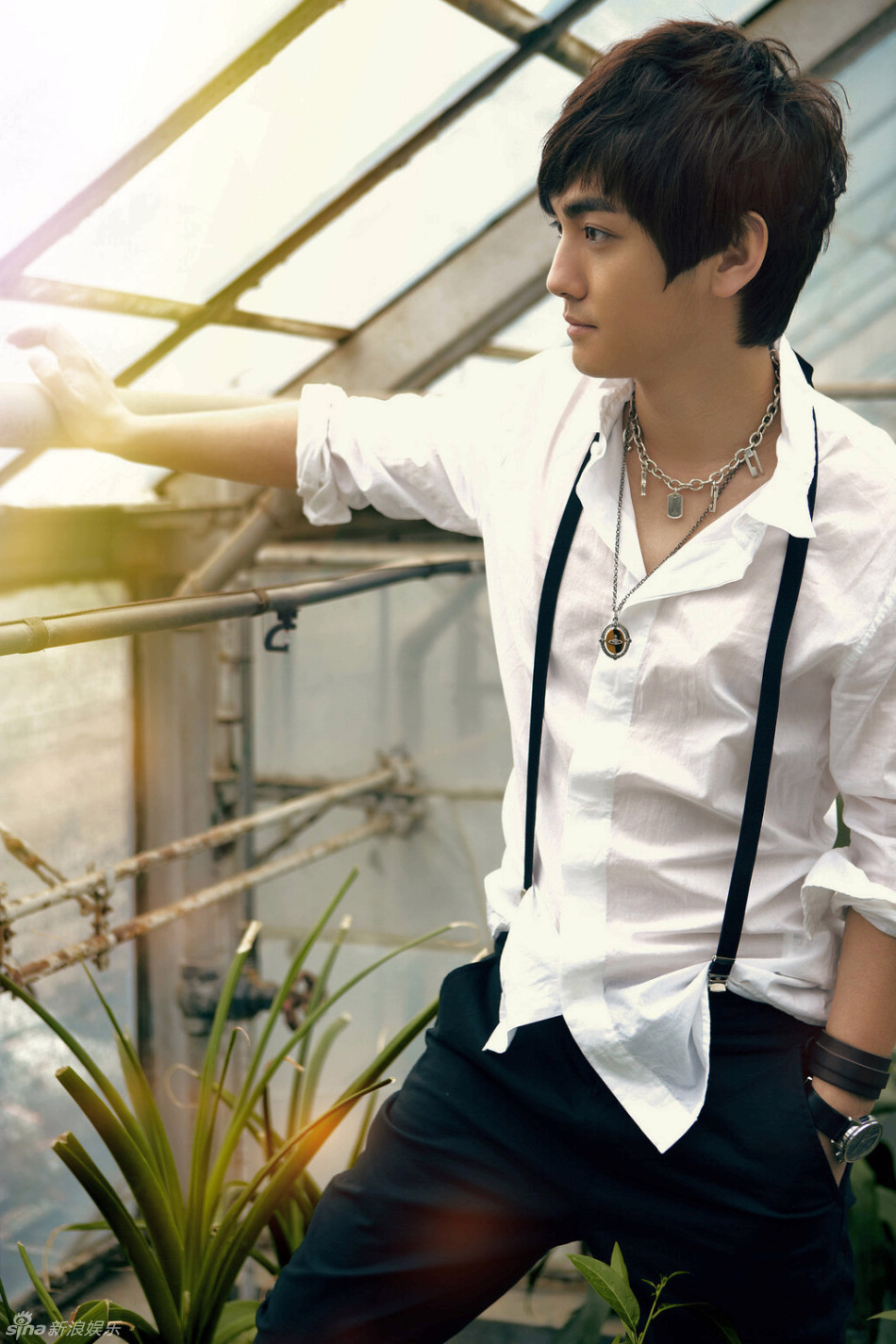 新浪娱乐讯 因出演电视剧《人到四十》的演员洪连城于近日曝光了一组