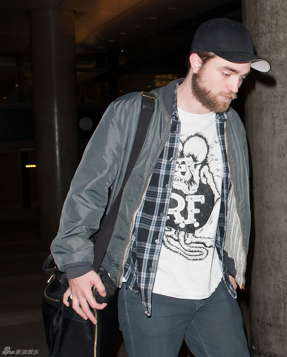 组图:罗伯特-帕丁森街拍look穿着随意胡子拉碴_高清图集_新浪网
