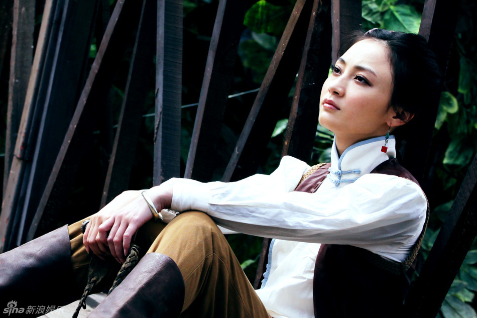 组图:《光荣大地》姚笛马靴长鞭造型展英气_高清图集_新浪网