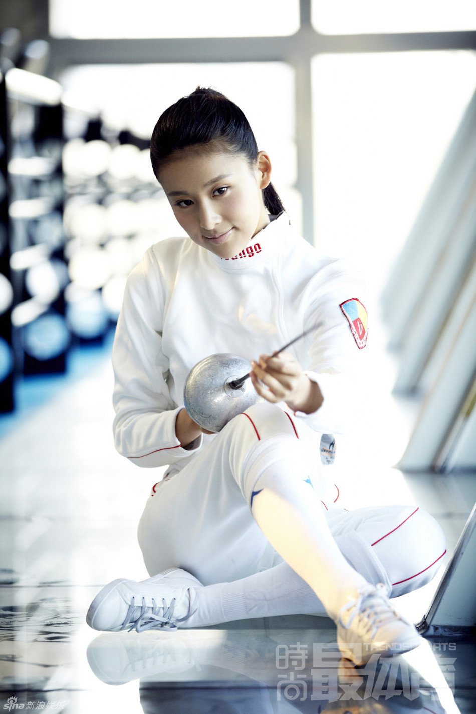 组图:贾青击剑造型拍摄封面传递时尚体育理念_高清图集_新浪网