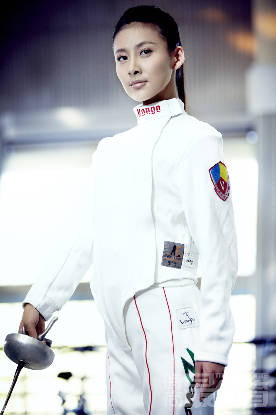 组图:贾青击剑造型拍摄封面传递时尚体育理念_高清图集_新浪网