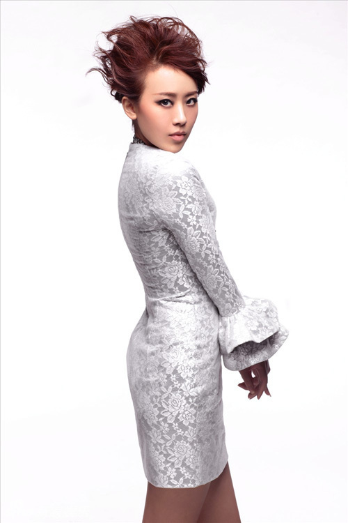 组图:佘曼妮写真露曲线展现轻熟女魅力_高清图集_新浪网