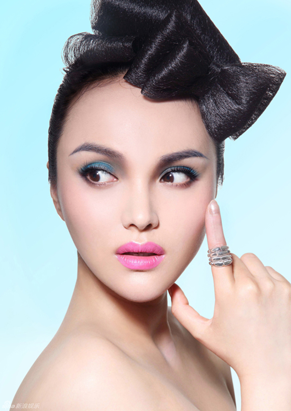 姚美伊模仿黑天鹅拍摄大片显优雅