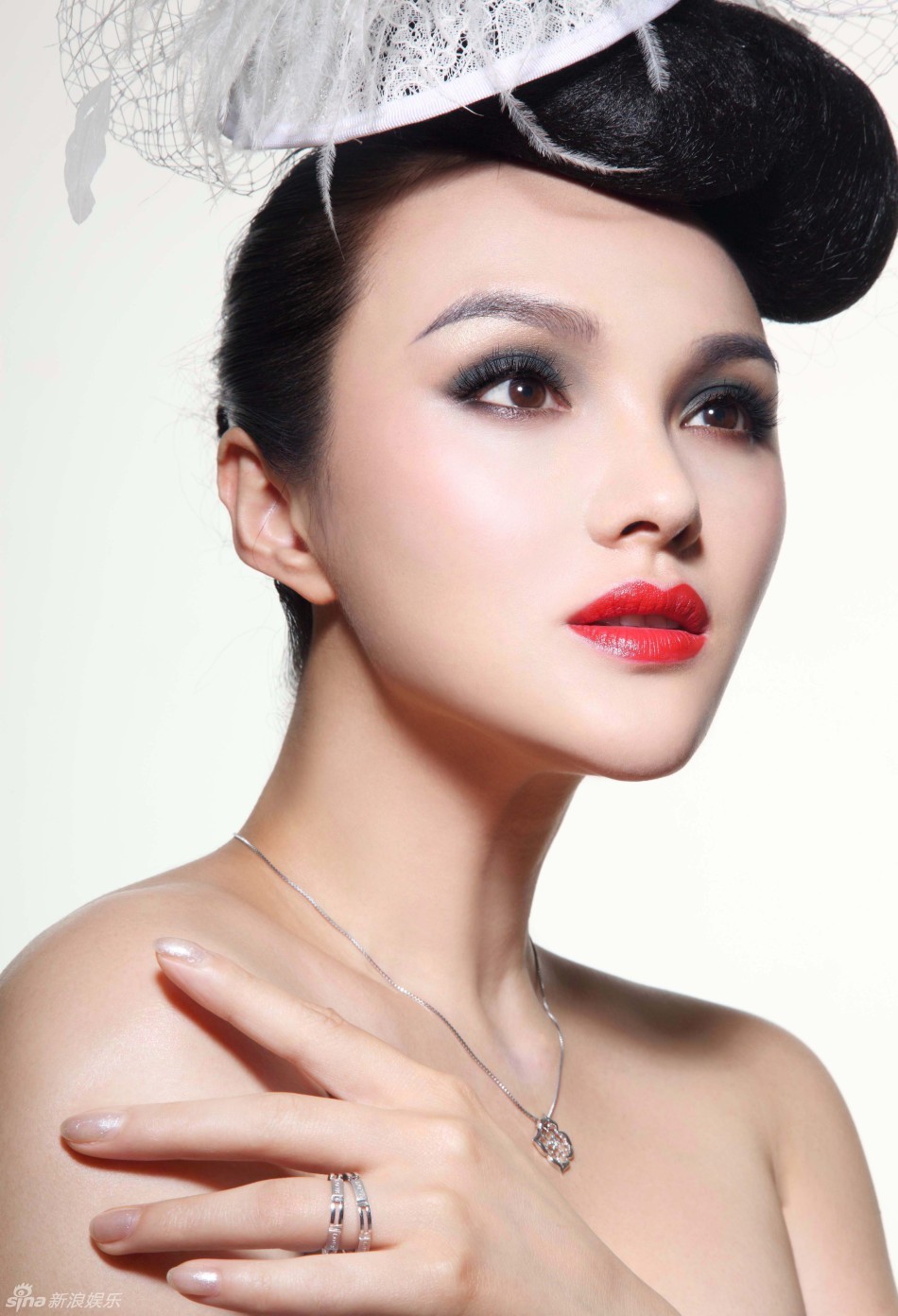 姚美伊模仿黑天鹅拍摄大片显优雅