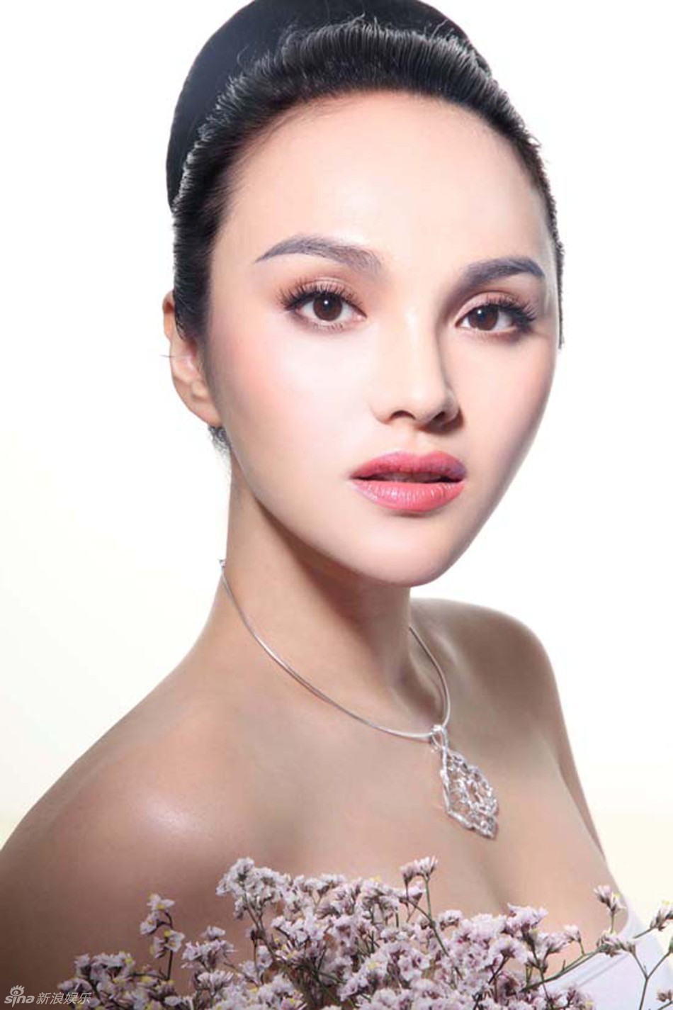 姚美伊模仿黑天鹅拍摄大片显优雅