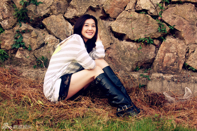 新浪娱乐讯 电视剧《新亮剑》女主演甄锡,近日推出一组暖意写真,从