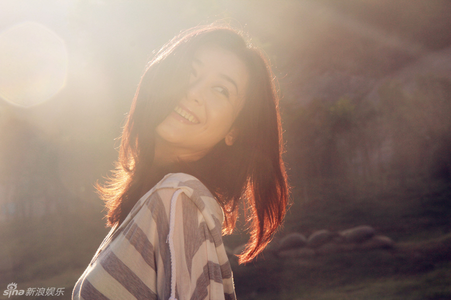 电视剧《新亮剑》女主演甄锡,近日推出一组暖意写真,从模特大赛冠军到