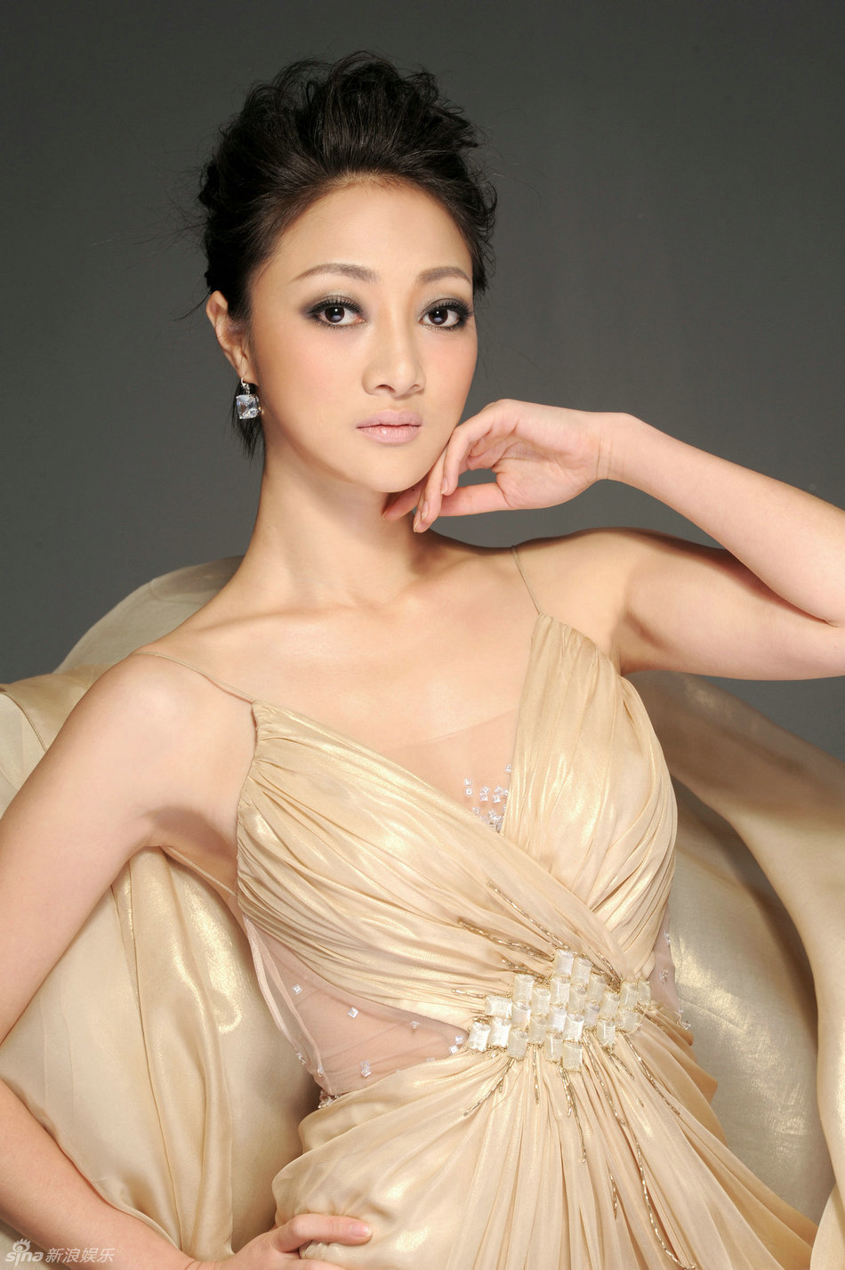 曹媛媛举止优雅尽显高贵气质