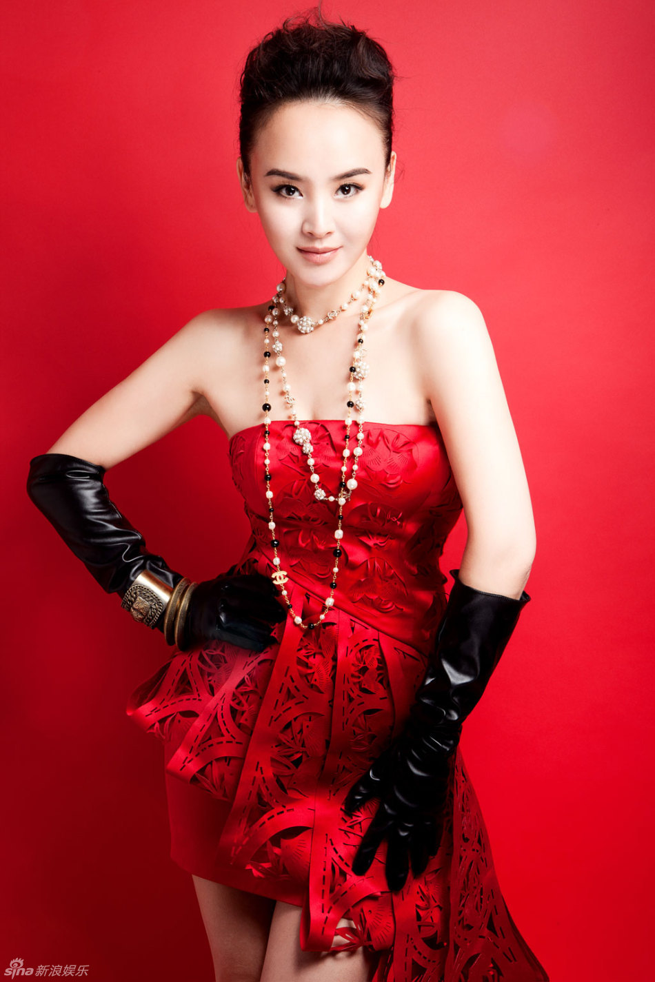 组图:小王晶红裙写真 一颦一笑灵动优雅_高清图集_新浪网