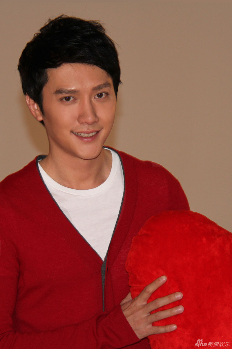 组图:冯绍峰穿红衣庆元旦 喜迎新年送祝福_高清图集_新浪网