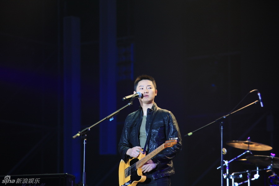 吉林卫视跨年好声音献歌 梁博剖白心声