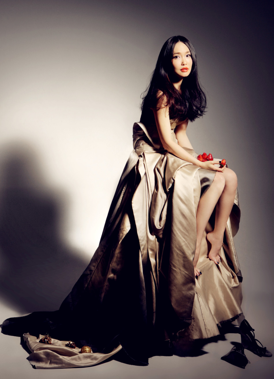 新浪娱乐讯 范文芳近日为某杂志拍摄了一组贺岁写真.