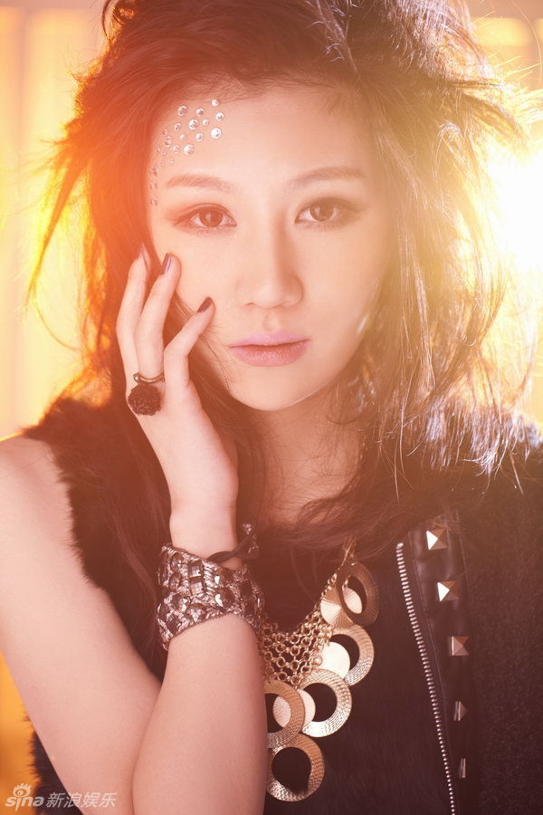 组图:黄馨可卖萌写真曝光 乱发彰显颓废气质