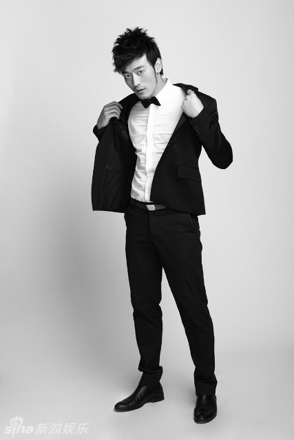 新浪娱乐讯 日前,青年演员刘一推出了一组型男写真,写真中刘一虽身着