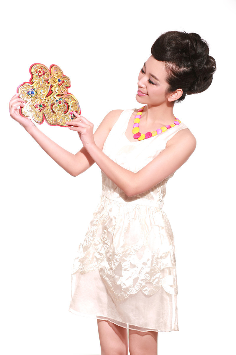 新浪娱乐讯 近日,在热播剧《黑狐》中饰演大岛由美的气质演员章雯淇