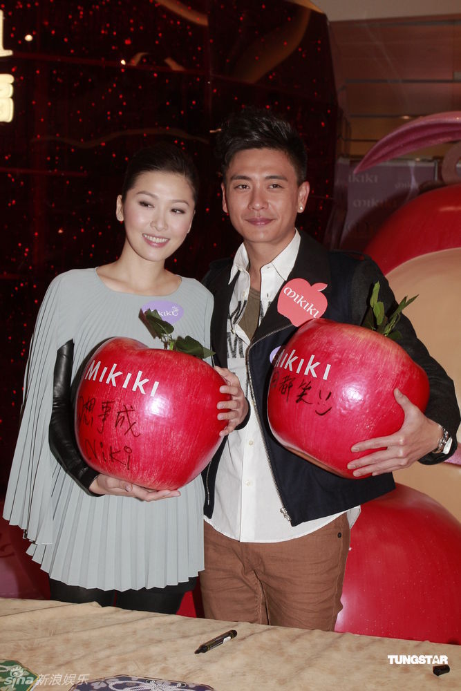 组图:黄宗泽亲吻混血小美女 与周丽淇出席亮灯仪式_高清图集_新浪网