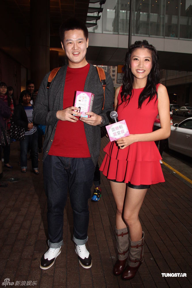 组图:陈嘉桓着短裤宣传产品 引男粉丝要求合照_高清图集_新浪网