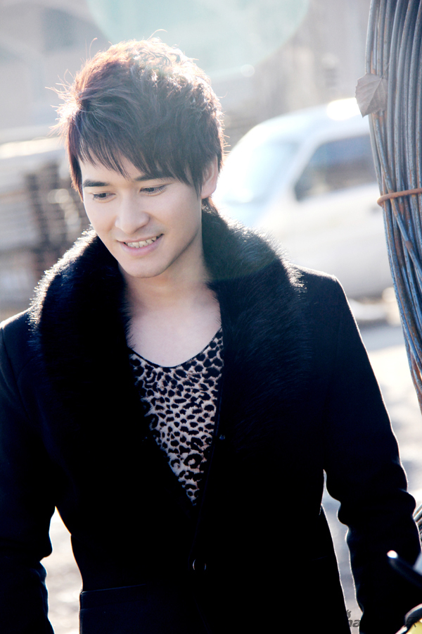 组图:肖明玉冬日户外写真 俊朗帅气显型男风范_高清图集_新浪网